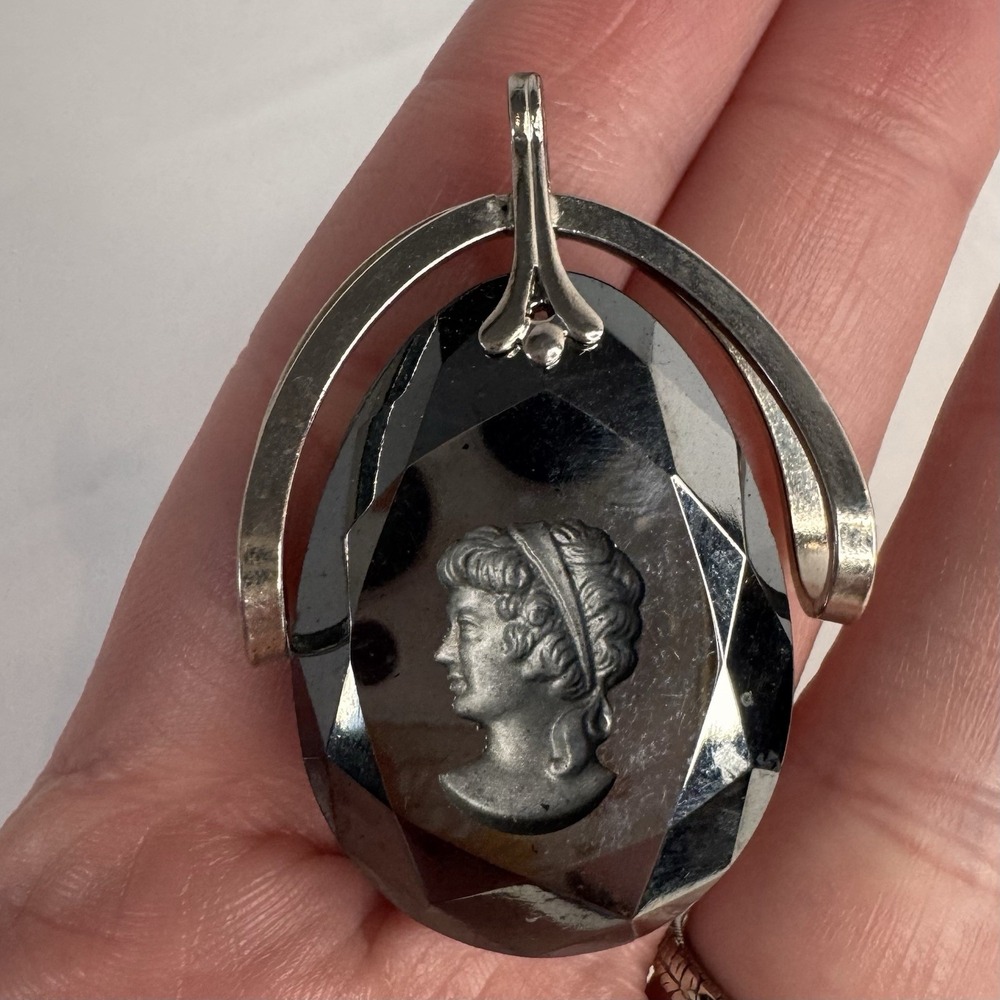 Vintage Black Glass Intaglio Cameo Oval Pendant‎ Circa 1970s Swivels Silver tone - Picture 3 of 5